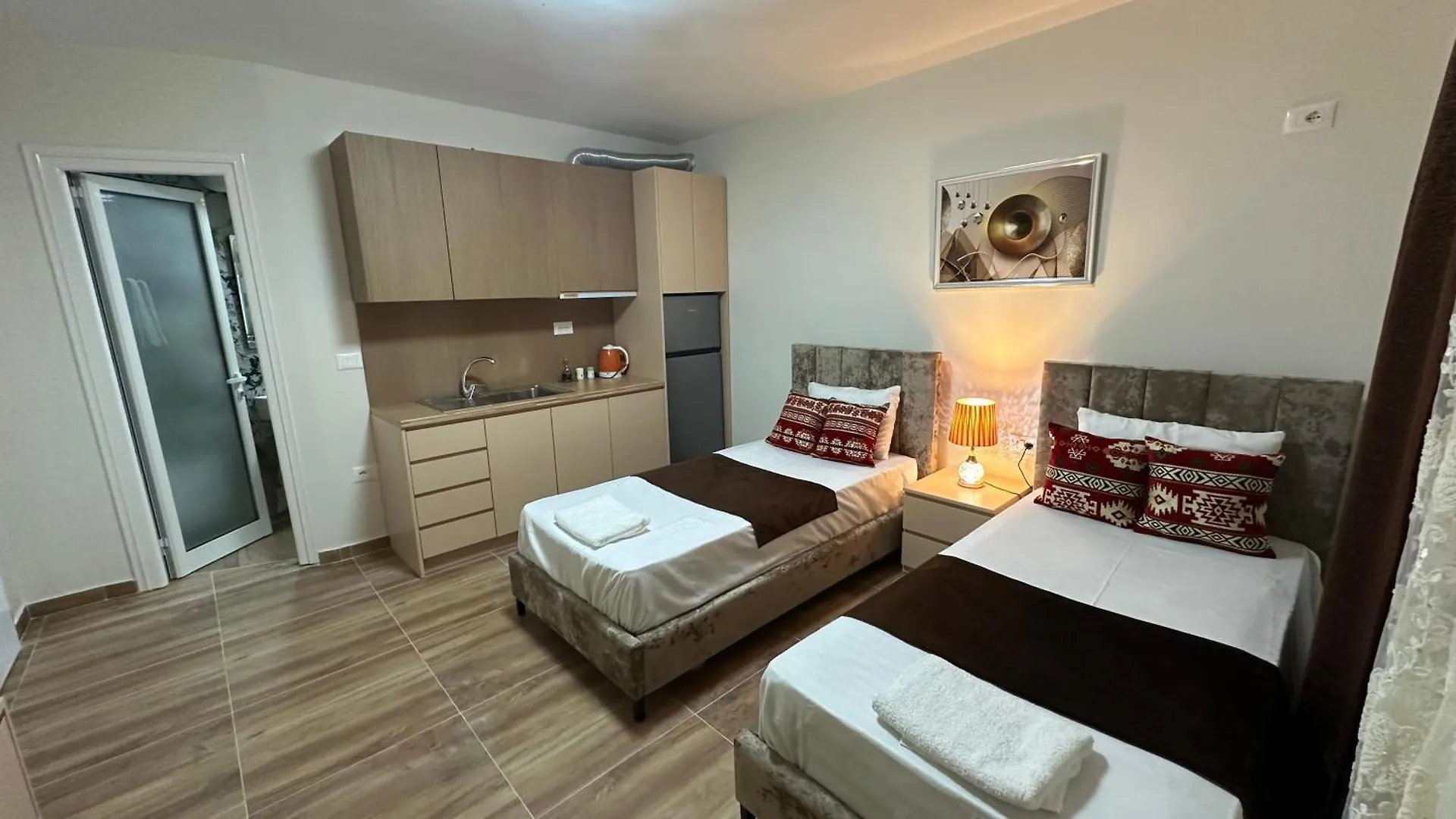 Cozy Centrally Located Room For Two 1, 10 Min Walk From City Center Тирана
