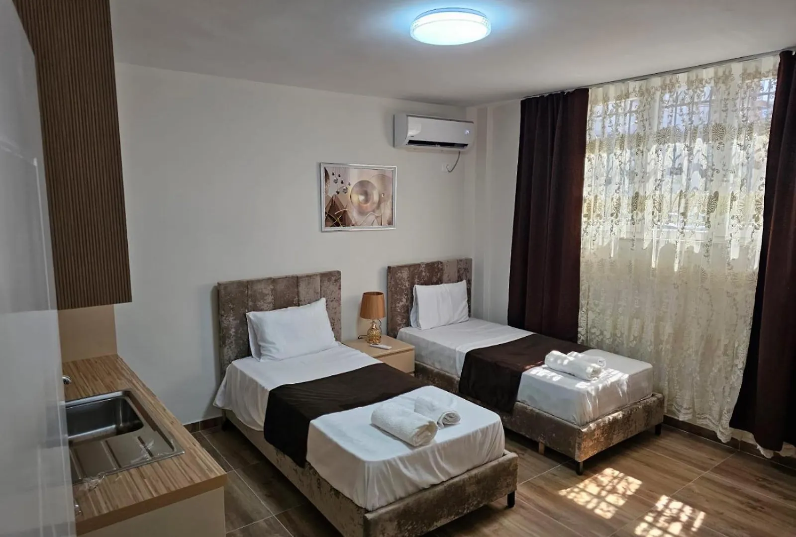 Cozy Centrally Located Room For Two 1, 10 Min Walk From City Center Tirana 0*,  Albanien