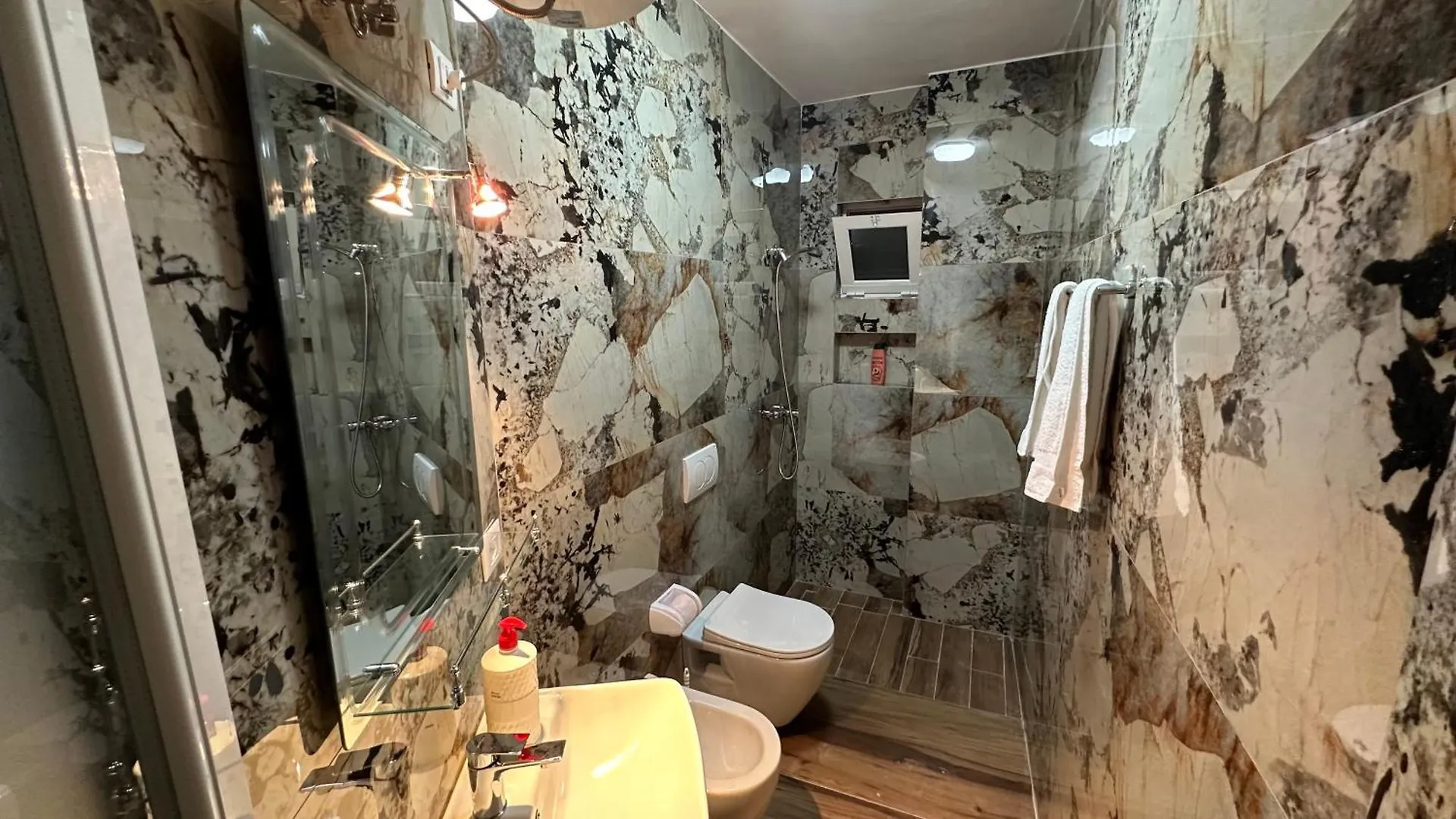 Cozy Centrally Located Room For Two 1, 10 Min Walk From City Center Tirana 0*,