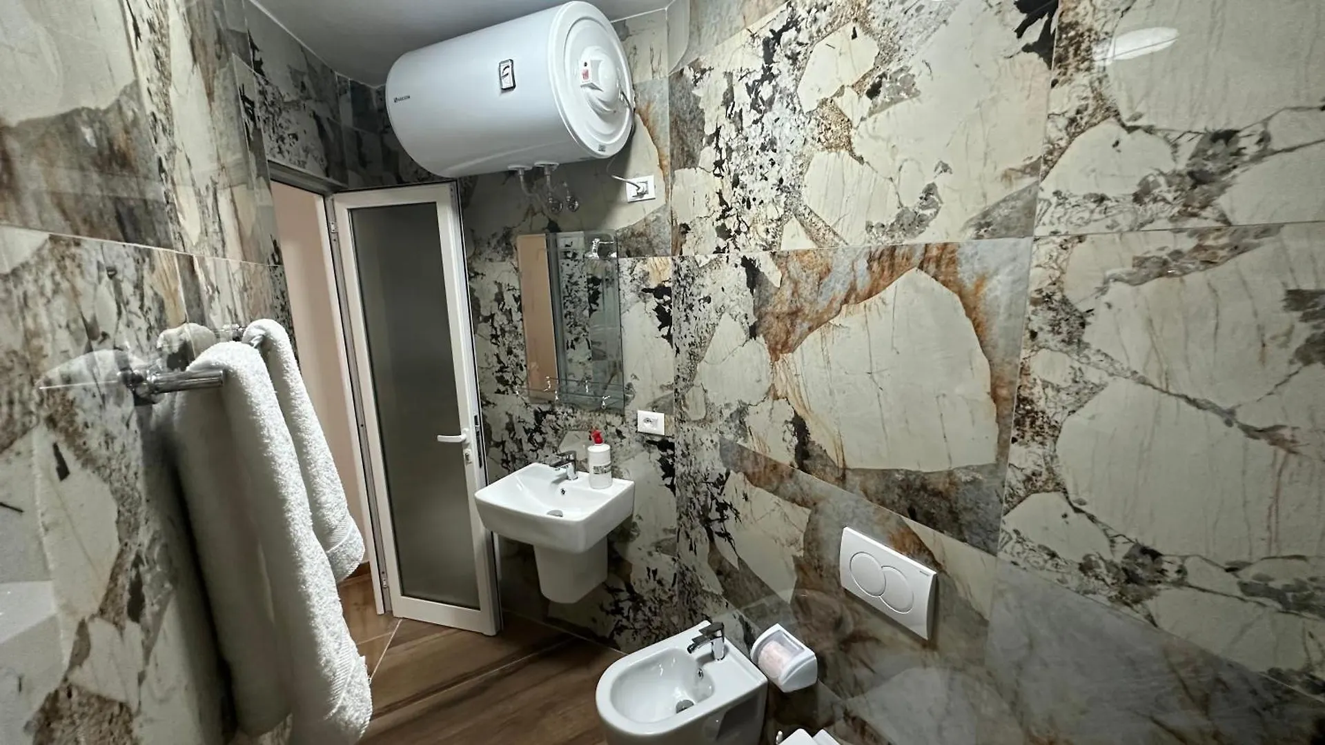 Cozy Centrally Located Room For Two 1, 10 Min Walk From City Center Тирана